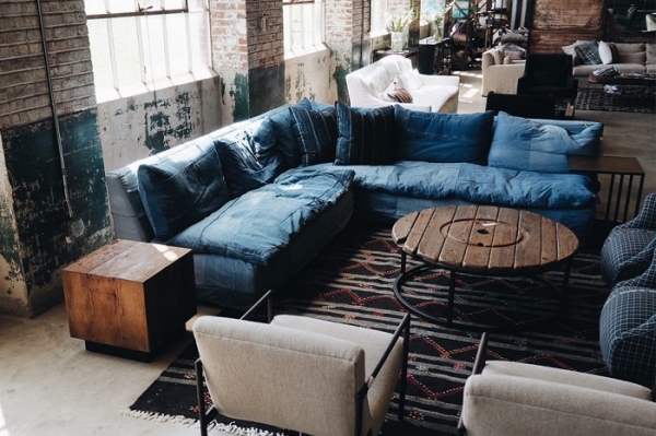 Почему владельцы квартир все чаще выбирают кирпичные стены и черные акценты: лофт в дизайне интерьера