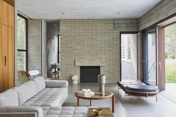 Бетонный скульптурный дом с внутренними двориками, открытыми в небо Бетонный скульптурный дом с внутренними двориками, открытыми в небо