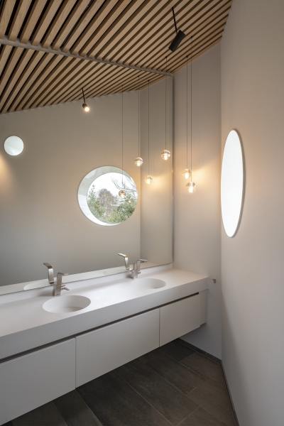 Прибрежная скульптурная вилла с волнистой крышей Прибрежная скульптурная вилла с волнистой крышей