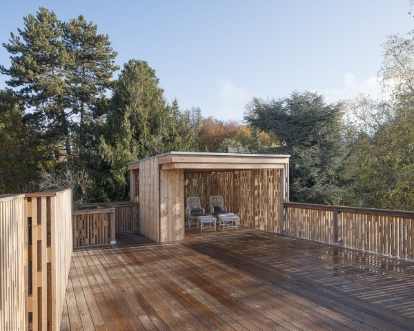Три смежные виллы с ажурным деревянным фасадом Три смежные виллы с ажурным деревянным фасадом