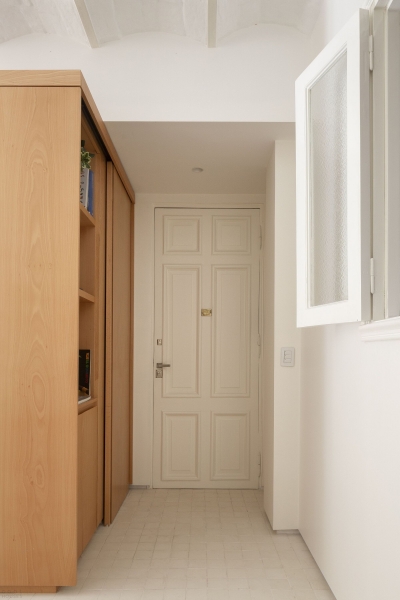 Минималистичный монохромный интерьер маленькой квартиры Минималистичный монохромный интерьер маленькой квартиры