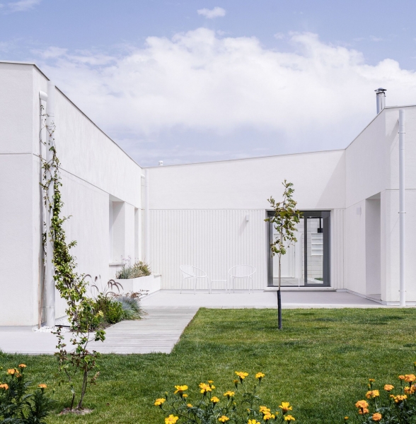 Минималистичный белый дом с биоклиматическим дизайном Минималистичный белый дом с биоклиматическим дизайном