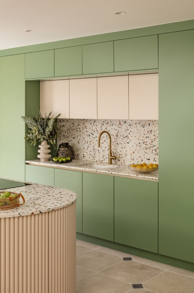 Современная кухонная пристройка с арочными объемами Современная кухонная пристройка с арочными объемами