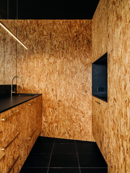 Деревянный домик в стиле &laquo;Tiny-house&raquo; среди песчаных дюн