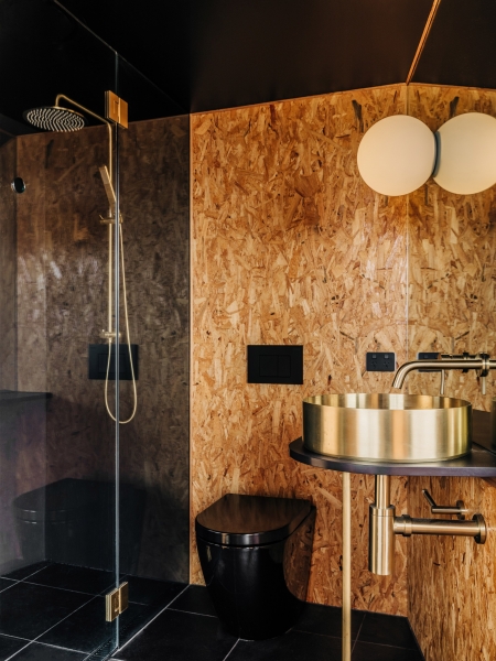 Деревянный домик в стиле &laquo;Tiny-house&raquo; среди песчаных дюн