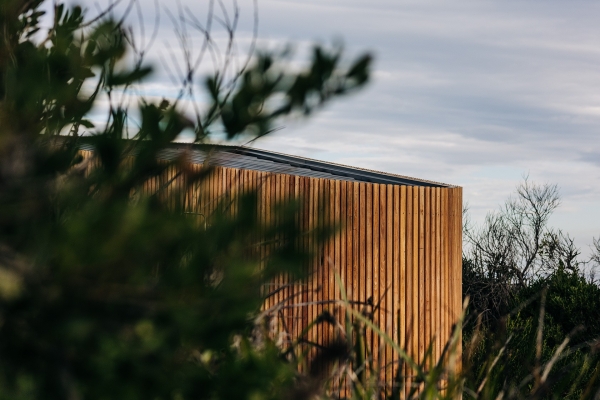 Деревянный домик в стиле &laquo;Tiny-house&raquo; среди песчаных дюн