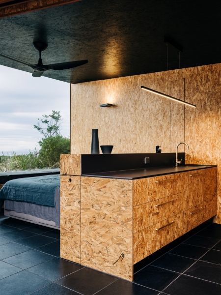 Деревянный домик в стиле &laquo;Tiny-house&raquo; среди песчаных дюн