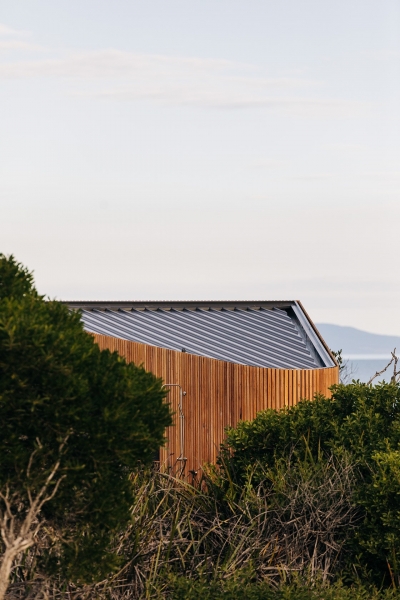 Деревянный домик в стиле &laquo;Tiny-house&raquo; среди песчаных дюн