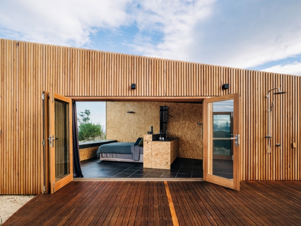 Деревянный домик в стиле &laquo;Tiny-house&raquo; среди песчаных дюн