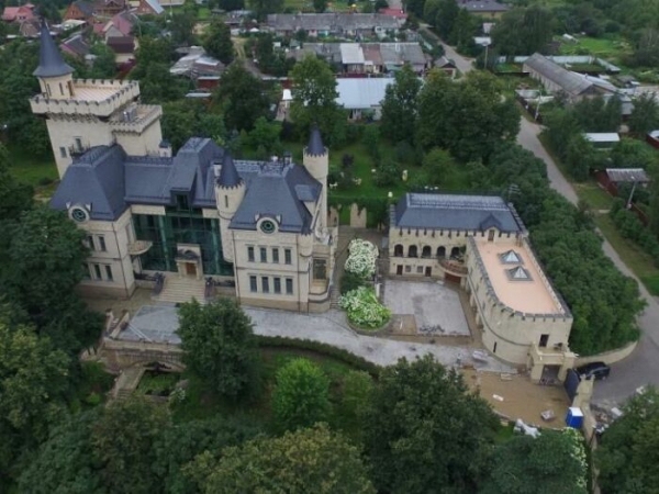 1 млрд рублей не предел: Алла Пугачева и Максим Галкин продают свой замок в деревне Грязь