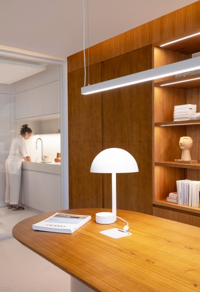 Стильный семейный офис с гибким пространством и тропической атмосферой