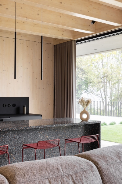 Сборный дом, встроенный в железобетонный фундаментный бассейн