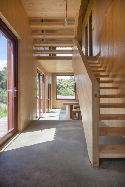 Загородный дом с ярко-красными фасадами и зеленой крышей Загородный дом с ярко-красными фасадами и зеленой крышей