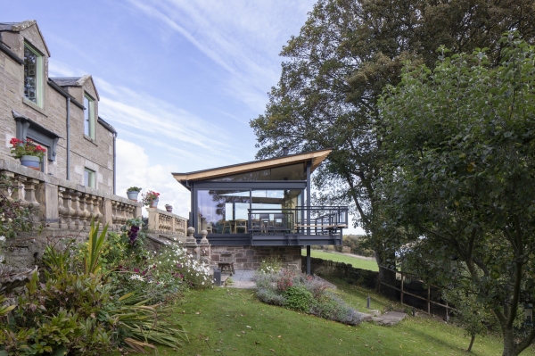 Садовый павильон на каменном постаменте Садовый павильон на каменном постаменте
