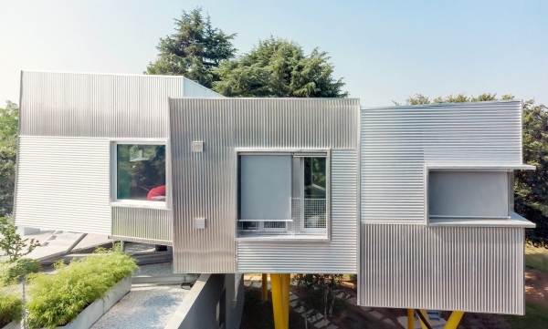 Дом на сваях, реорганизованный вокруг центрального двора