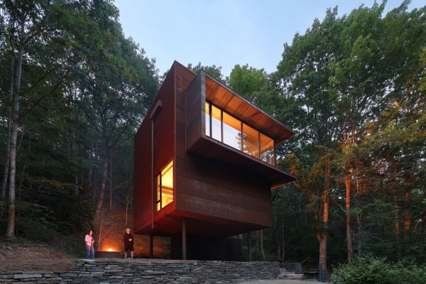 Коттедж с конструкцией из гофрированной стали Corten Коттедж с конструкцией из гофрированной стали Corten