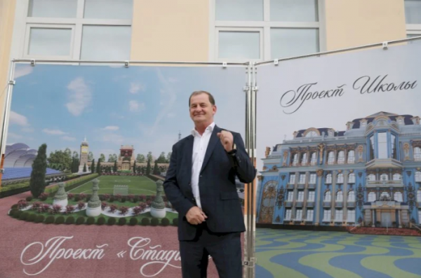 Невзрачную школу Екатеринбурга меценат превратил в «крыло Зимнего дворца» Невзрачную школу Екатеринбурга меценат превратил в «крыло Зимнего дворца»